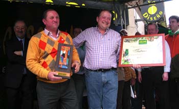 Representantes de Trabanco recogiendo los galardones