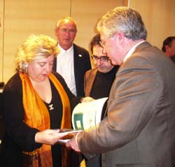 Juan Infante y la consejera, Clara Aguilera, charlan sobre el proyecto del congreso