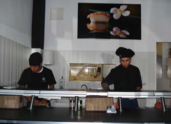 David elabora el sushi de cara al público que se acerca al local