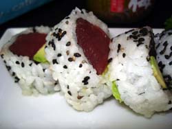 Roll de atún y aguacate