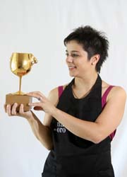 Andrea Alonso con el trofeo Nariz de Oro 2010