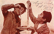 No era raro comprar la pasta en la calle y comerla con las manos, 1910