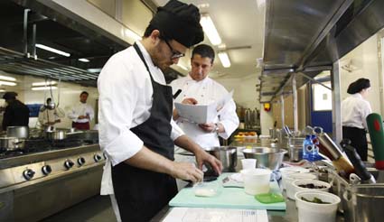 El vencedor Manuel Gouveia en las cocinas