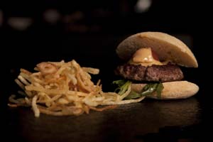 Mini hamburguesa de solomillo de vaca y rúcula