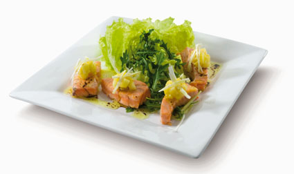 Salmón fresco noruego con manzana en ensalada