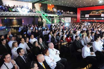 Público siguiendo las clases magistrales en el auditorio