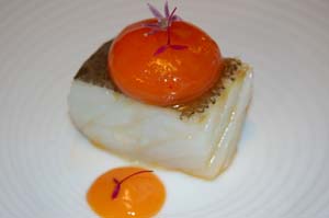 Lomo de bacalao, salmorejo y yema de huevo con pimiento asado