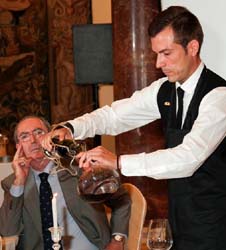 Alejandro Rodríguez en una prueba del Examen Excelencia de Sumilleres