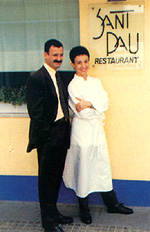 Carme y su marido en la puerta del restaurante