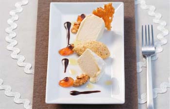 Queso de cabra con helado curry y vainilla, aceite de nuez y chutney uva y naranja