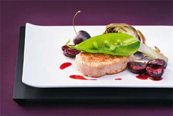 Bistec de ternera lechal con cereza y cebolla escarchada