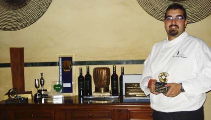 Juan Andrés con el Premio Popular 2009, en el restaurante El Claustro