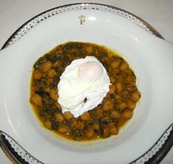 Porrilla de espinacas, garbanzos y huevo
