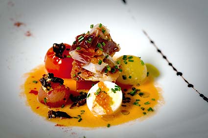 Salmorejo con texturas de tomate, anchoas y huevo de codorniz