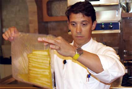 Francis Paniego preparando los espárragos