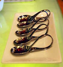 Cucharillas con caviar de vino