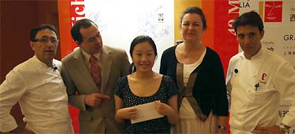 Jeffroy; el cónsul francés Richard; Lily Li, ganadora; Pereira; y Paniego