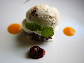 Brownie de café y pistachos, crema de mascarpone y helado de amaretto (Receta de afuegolento.com)