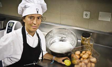 Anna Gomis en la cocina del Aula Gastronómica del Ampurdà