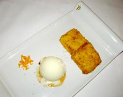 Leche frita a la canela con helado de aceite