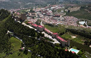 Parador con vista (parcial) de la ciudad