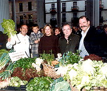 uno de los puestos premiados en el mercado de Ordizia con Argiñano, Arzak y Subijana.