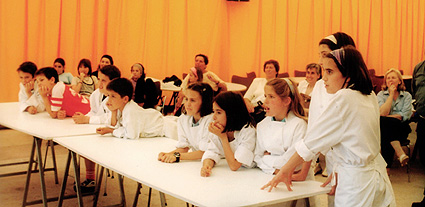 Los niños esperando las deliberaciones del Jurado