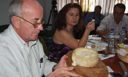Jurado examinando una de las tortas