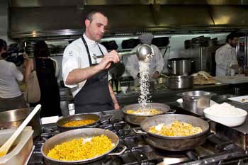 Rodrigo de la Calle preparando su Arroz de verduras de Aranjuez