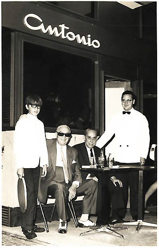 Antonio Royo (dcha.) en su bar, con unos amigos y su hijo Koldo