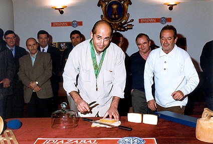 el cocinero Aitor Elizegi cortando el queso