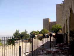 Parte de la terraza del Parador de Jaén, con vista a la ciudad y el castillo