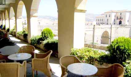 La gran terraza con vista al puente y al barranco (Parador Ronda)