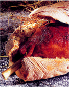 Cordero negro en costra de heno con legumbres de primavera y setas