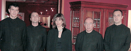 Josefina Navarro y el equipo de sala del restaurante