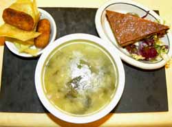 El trío: Caldo Gallego, Empanada, Croqueta