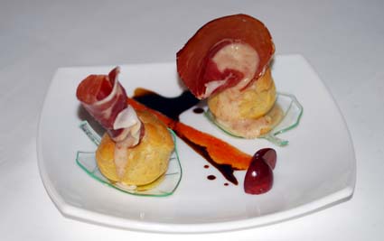 Profiterol de crema de jamón de Teruel y aceite de trufa de Sarrión