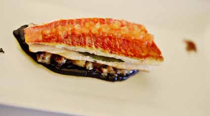 Salmonete sobre puré de aceituna negra. Foto: Tomás Domínguez