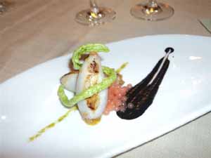 Chipirón relleno con alioli de su tinta, caviar de tomate y crujiente de perejil