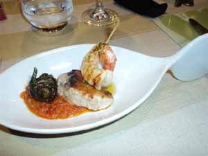 Bonito con compota de tomate y cola de langostino