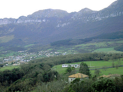 Montañas que separan el Valle de Mena del País Vasco