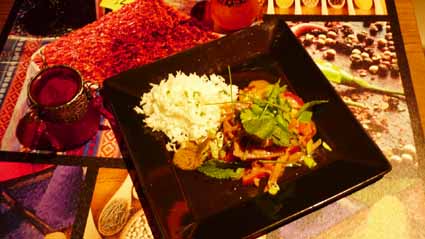 Langostinos al curry con leche de coco y salteado de verduras