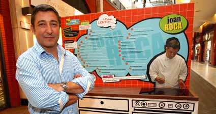 Joan Roca y una réplica de su