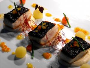 Rodaballo con vinagreta caliente de pimientos, tubérculos y salicornia