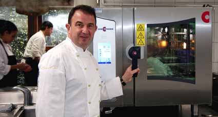 Martín Berasategui con un horno Convotherm