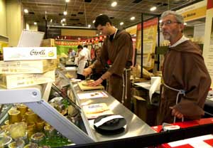 Monjes suizos venden sus quesos