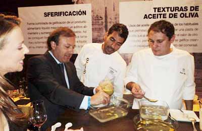 Paco Roncero enseñando la técnica de esferificación a Joan Mesquida