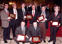 Los premiados con sus placas. Agachado a laizquierda, Martin Berasategui