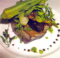 Atún asado con hierbas y sabores exóticos