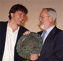 El ministro Arias Cañete entregando el Premio a Koldo Royo